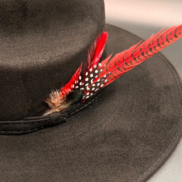 H04 HAT California shape in black suede with red feather NWOT main image 5